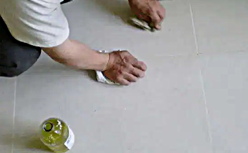 瓷砖地板维修后的清洁与维护